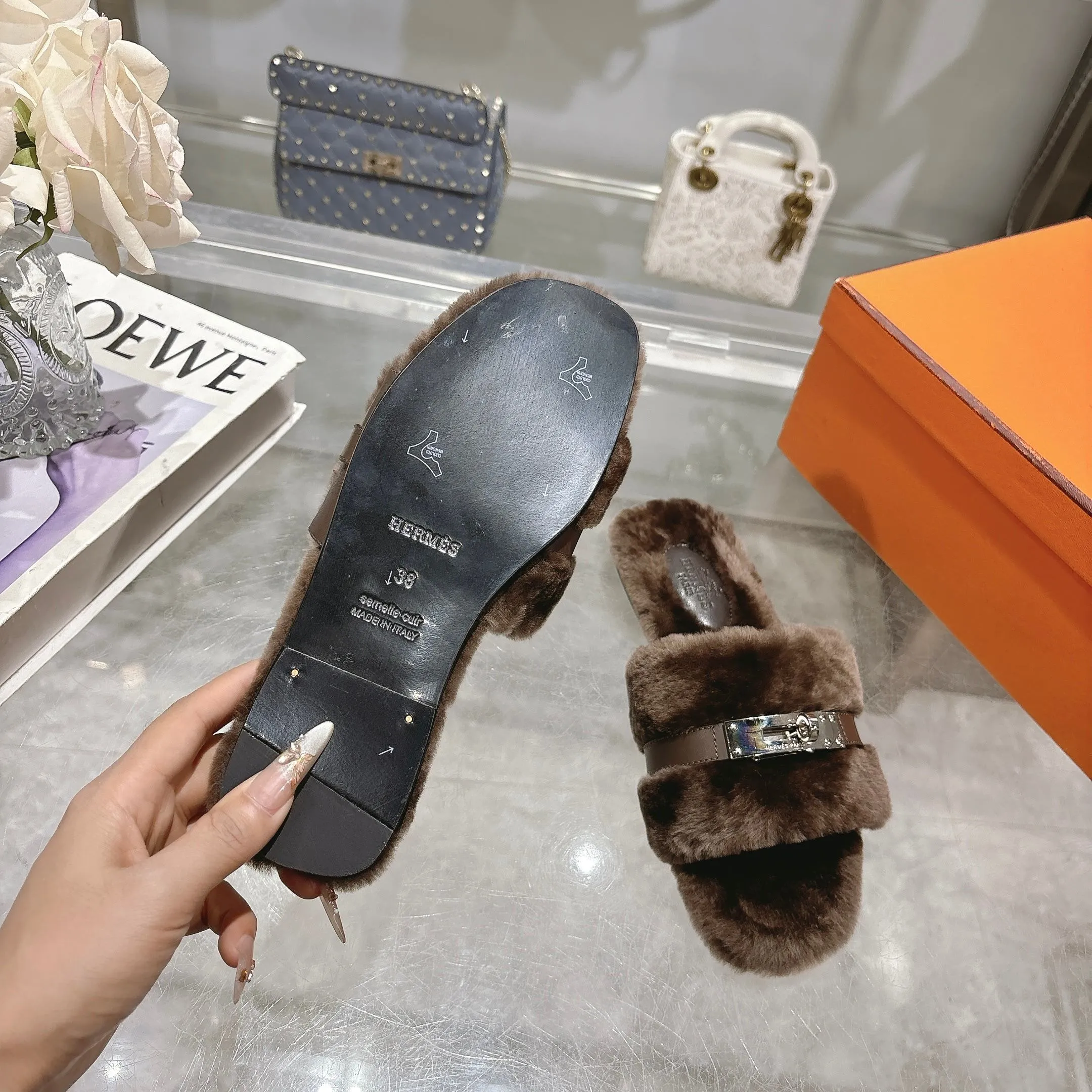 👟👟Ex-factory price 500👟👟 Purchasing agent level Hermes Hermès second uncle hair slippers are in stock all year round. 2025 new and new colors official website, Xiaohongshu synchronizes the latest color matching Hermès hot models are hot online, upgraded workmanship, high quality! Fashionable small wool H-trailers, autumn and winter style flat-soled wool mop, can be customized without standard, non-refundable and non-exchangeable. Fabric: Imported lamb's roll real wool. Lining: Imported lamb's roll real wool. Outsole: Genuine leather outsole. Size: 35-43, [Note: 41, 42, 43 customized]